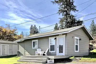 Image de Liberty Lake Cottage avec accès à la plage et vue sur le lac