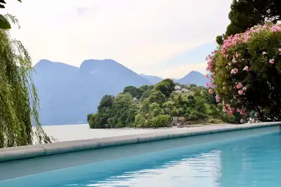 Image de Villa au bord du lac avec jardin privé et piscine. Vue à 180 ° sur le lac et l'île