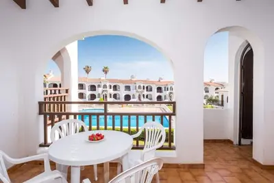 Image de Dans un centre de vacances avec piscine et balcon - Girasol Garden Superior 2 A