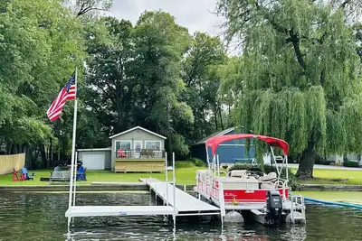 Image de Lakefront Lakehouse w \/ Pontoon! Bateau, pêchez, bronzez ou nagez dans votre jardin!