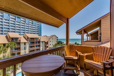 Image de Grand condo avec 3 chambres, 2 salles de bain et vue sur la piscine / la cour - Location Anchorage