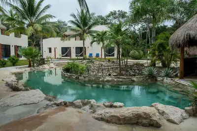 Image de Magnifique domaine privé de 2 villas avec piscine immense + Cenote privé!