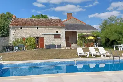 Image de Ferme spacieuse avec piscine privée