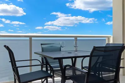 Image de Vue sur la plage / accès. Finitions mises à jour et plan d'étage ouvert.