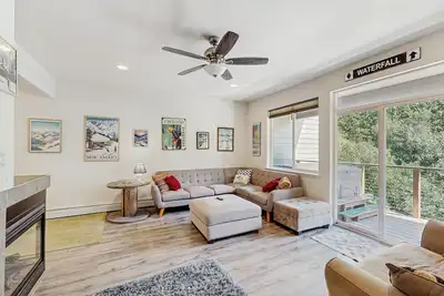 Image de Condo moderne au bord de la rivière avec bain à remous, divertissement et vue sur la rivière