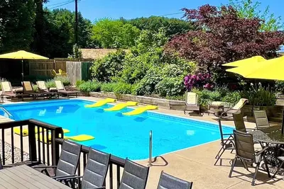 Image de Allegan Fields. 6acres in town, Pool, HotTub, Fireplce, FirePit, PingPong, Jeux, Plage