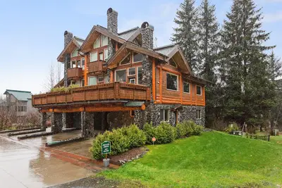 Image de Maison de ville moderne très bien située avec vue sur la montagne et bain à remous privé!