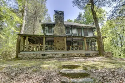 Image de Maison Shamrock: cabane en rondins historique, quartiers des serviteurs, chalet avec ruisseau à truites