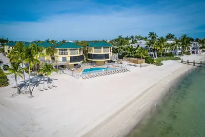 Image de Ka Beach, quai, piscine, cuisine, tennis, bain Ă remous, paradis tropical