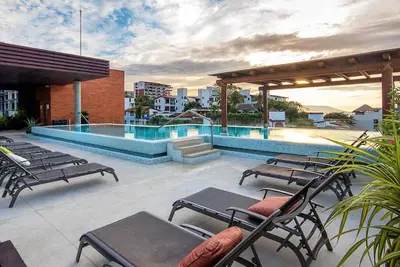 Image de Condo de luxe dans la vieille ville, à 2 pâtés de maisons de la plage