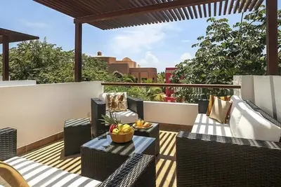 Image de Joyau exquis près de l'océan avec jacuzzi - À quelques pas du nouveau club de plage!