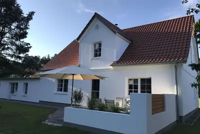 Image de belle maison de vacances dans un endroit calme, non loin de DarĂź, Zingst