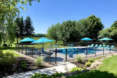 Image de Allegan Orchards Mariages, Privés, 3 acres, Piscine, Hot Tub, Foyer, Firepit, Plage, Jeux