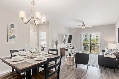 Image de Luxueux condo de villégiature à Ocotillo avec vue sur la piscine et le canal!