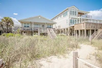 Image de Sandpiper: 4 Bed / 2 Bath Oceanfront Home sur West Beach avec terrasse et porche couvert