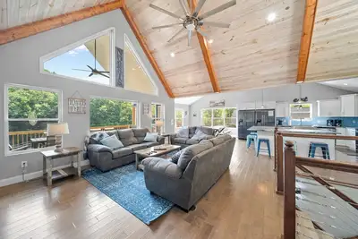 Image de Waker's Paradise: tout nouveau Lakefront, 9br \/ 8. 5ba, Dock privé, bain à remous, 32 personnes