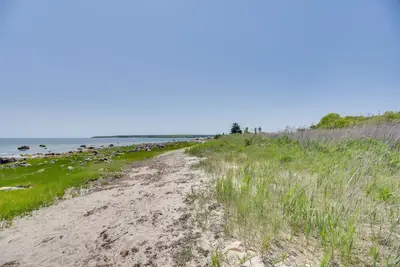 Image de Nouveau! Mattapoisett House avec 7 acres et plage priv��e