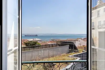 Image de Calme et ensoleillé avec une vue imprenable sur les toits de l'Alfama et le Tage