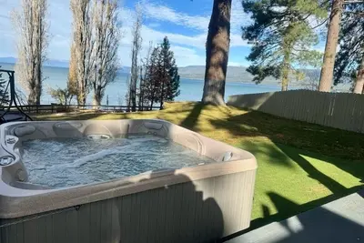 Image de Executive Lake House, Luxurious Beachfront Home, bain Ă remous, kayaks, Sup, Wi-Fi