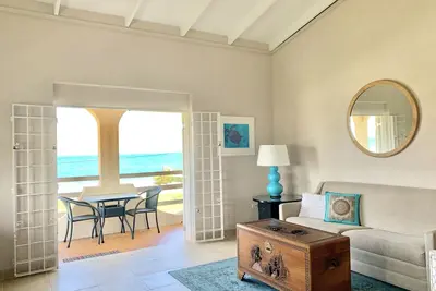 Image de Face à l'océan spacieux One Bedroom Apt deux minutes à pied de la plage