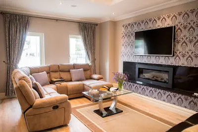 Image de Maison de luxe de 4 chambres avec bain Ă remous Ă 5 minutes Ă pied du centre-ville de Killarney