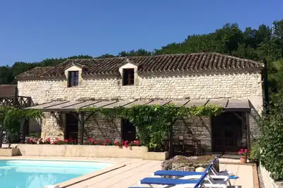 Image de maison de vacances de la famille dans la France rurale avec grande piscine et des vues lointaines