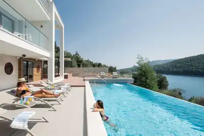 Image de Maison de vacances privée avec bain à remous, climatisation, piscine privée, Wifi, Tv, terrasse
