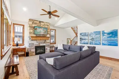 Image de Large Townhome - Accès au ski Dv - B / Nouveau bain à remous!