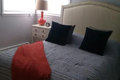 Image de Vous adorerez! Spacieux, propre, rénové, 2 chambres, parking, coin W / D, linnens