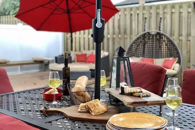 Image de 15% de réduction Derniers jours! Étapes à suivre pour la plage, Spa, vélos, boogie-boards, Grill, lits intégrés