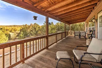 Image de Nouveau! Chalet de ski confortable avec terrasse près de la vallée de ski de Taos!