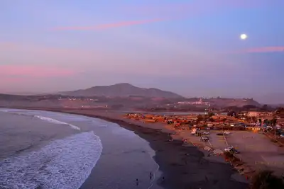 Image de La Casa Cafe, la maison en face de l'océan à côté de la plage et des vagues dans Con Con.