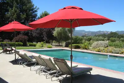 Image de Rancho Paradiso calme Sonoma Country Retreat vue sur la piscine-spa