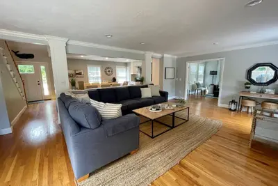 Profitez de vos vacances à Chatham dans cette spacieuse maison récemment rénovée avec 5 chambres et 3 salles de bains.