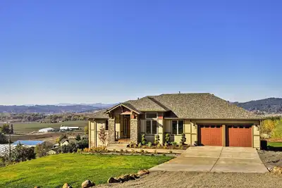 Image de Nouveau! Chic Willamette Valley Home avec terrasse et vignoble