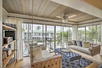 Image de Nouveau! Condo moderne à Fort Myers Beach avec accès à la piscine!