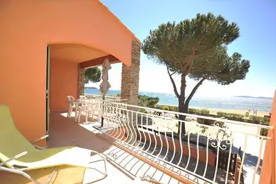 Image de Appartement T2 *** 4 pers. à 10m de la Plage avec Vue Mer & Piscine CHAUFFÉE (4)