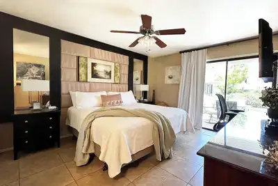Image de Luxe moderne abordable au rez-de-chaussée avec patio