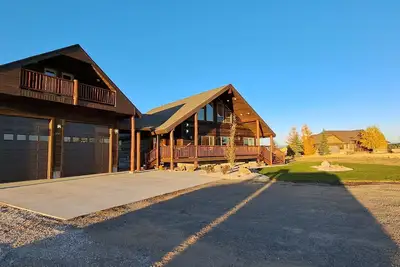 Image de Yellowstone 6 Bed + Loft 3 salles de bain complètes, bain à remous, 23 couchages