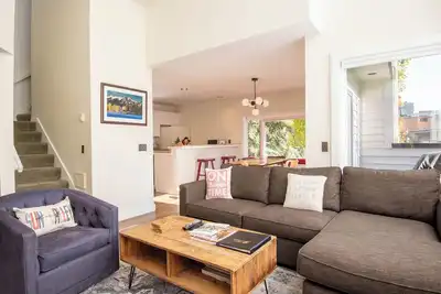 Image de Récemment rénové Cozy Condo à 3 niveaux à seulement 2 pâtés de maisons du centre-ville!