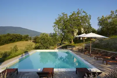Image de Ferme toscane magnifiquement restaurée - grande piscine et terrasse, vues fantastiques
