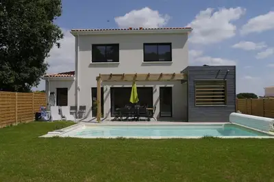 Image de Villa avec piscine\/jacuzzi privatifs au sein d'une résidence avec tennis