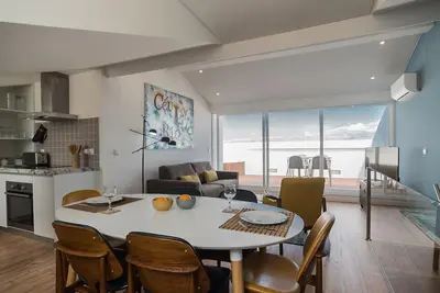 Belle vue sur Lisbonne / Tage -Profitez d'une terrasse ensoleillée. Wifi gratuit!