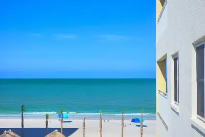Condo lumineux et gai avec une vue magnifique sur la plage! 301