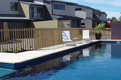 Image de Moorhen Cove 3: 3/15 Wallaga Lake Road- Maison de ville spacieuse et luxueuse avec vue