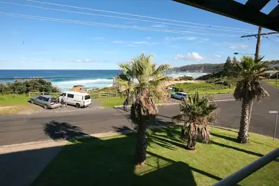 Image de Beachview: 1/33 Scenic Drive - Great View. Promenade à la plage, piscine bleue et magasins.