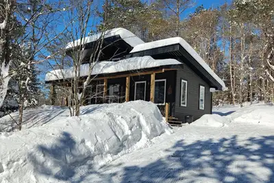 Image de Gryffin Ridge- La Forêt magique, Huntsville! (Muskoka) peut accueillir 2 adultes et 2 enfants.