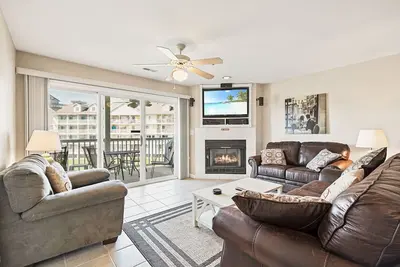 Image de Parkview Bay Condo donne sur la piscine et le lac, très bien situé près du centre commercial, une connexion Wi-Fi gratuite!