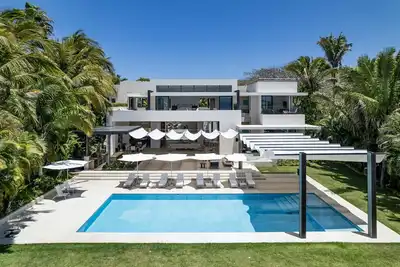 Image de Heavenly, face à l'océan Villa Luna mars Plage de sable privée. Superbe équipe de six personnes.