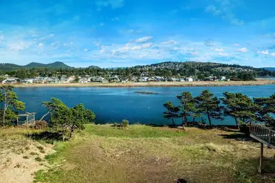 Image de Vue sur la rivière et pêche depuis la cour - Animaux acceptés, à 5 min à pied de la plage, <br>Maître w \/ Private Deck & Wif